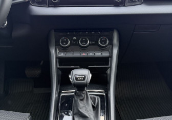 Подержанный автомобиль Skoda Karoq 2021 года (11 фото)