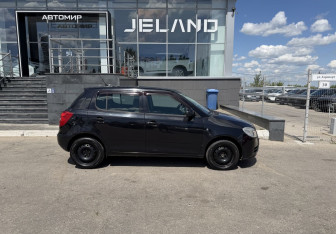 Подержанный автомобиль Skoda Fabia Hatchback 2008 года (4 фото)
