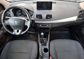 Подержанный автомобиль Renault Fluence 2012 года (10 фото)
