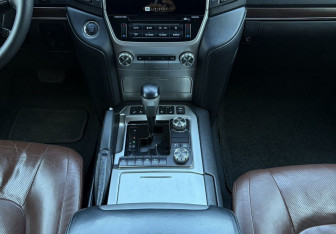 Подержанный автомобиль Toyota Land Cruiser Suv 2016 года (11 фото)