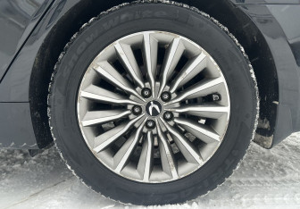 Подержанный автомобиль Hyundai Equus 2014 года (17 фото)