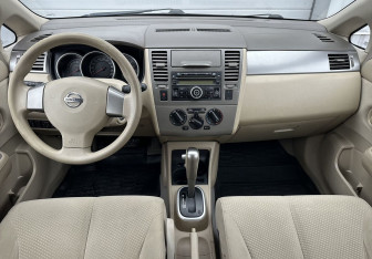 Подержанный автомобиль Nissan Tiida Hatchback 2011 года (10 фото)