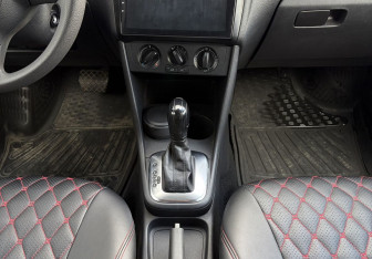 Подержанный автомобиль Volkswagen Polo Sedan 2012 года (10 фото)