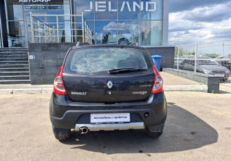Подержанный автомобиль Renault Sandero 2011 года (6 фото)